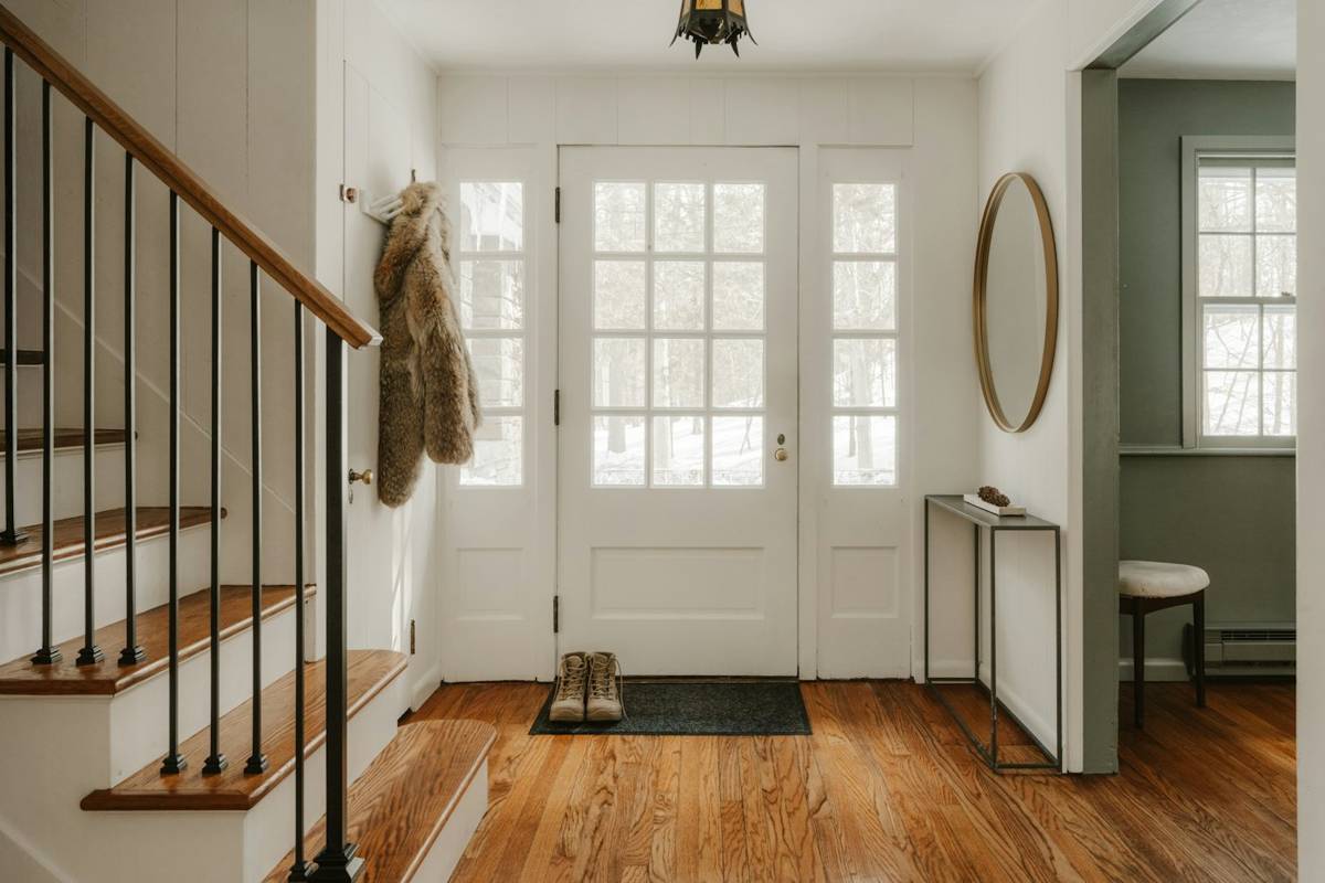 Ingresso di casa con scala in legno