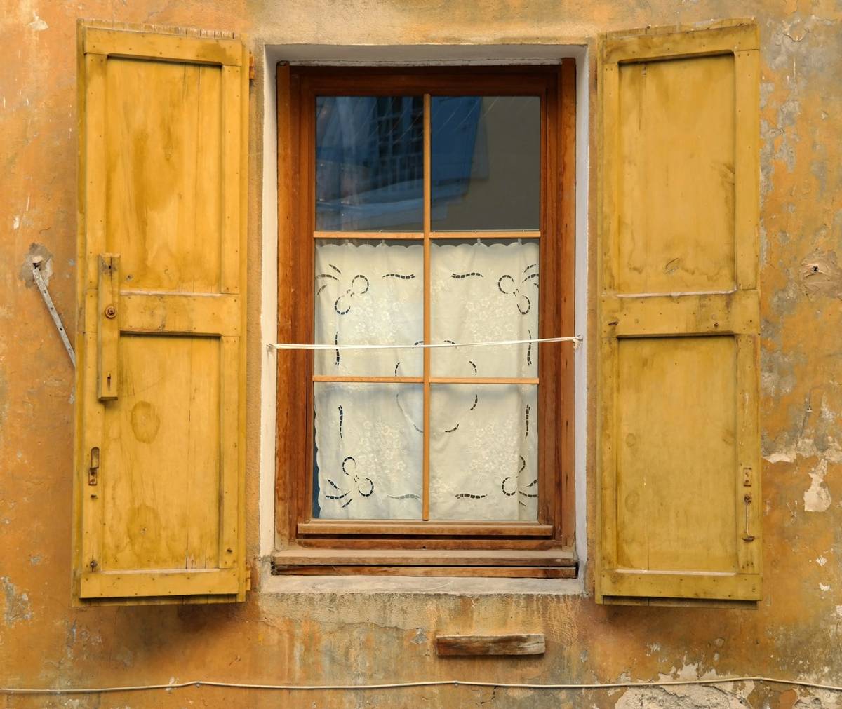 Finestra con persiane in legno